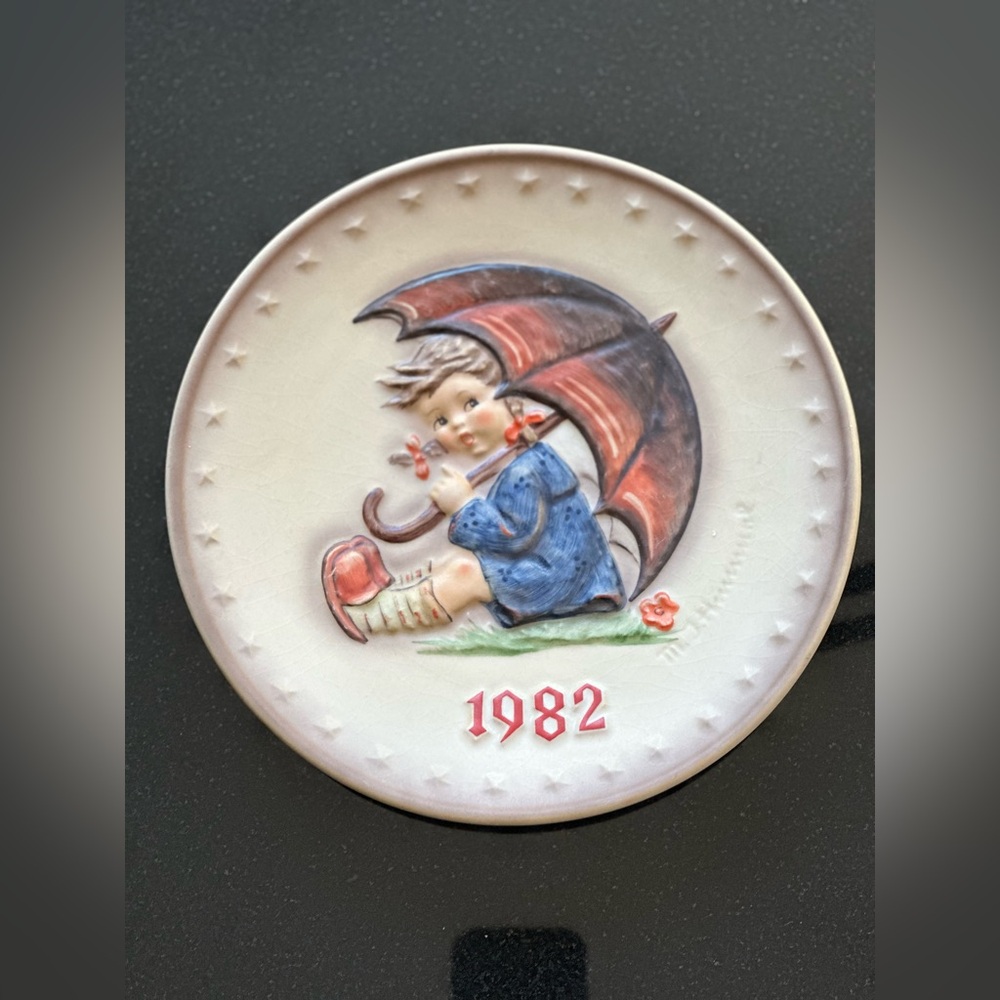 M. J. Hummel 12th Anniversary 1982 Collector Plate